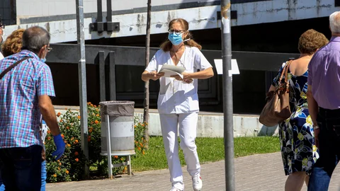 Una sanitaria, ante la fachada del Hospital Virgen Macarena de Sevilla
