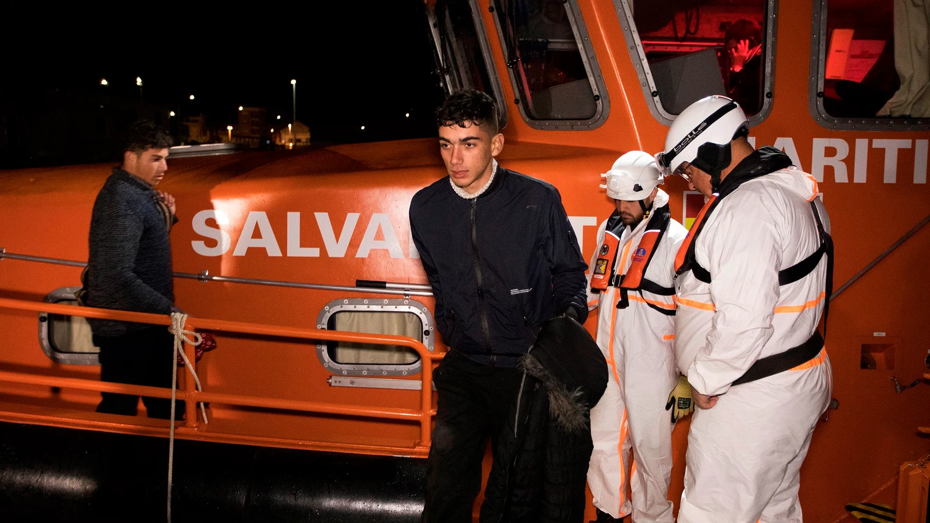 Miembros de Salvamento Marítimo ayudan a siete inmigrantes, dos menores, rescatados ayer de una patera