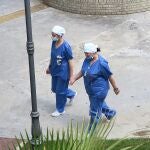 Dos profesionales sanitarias, en el entorno del Hospital Virgen de Valme de Sevilla