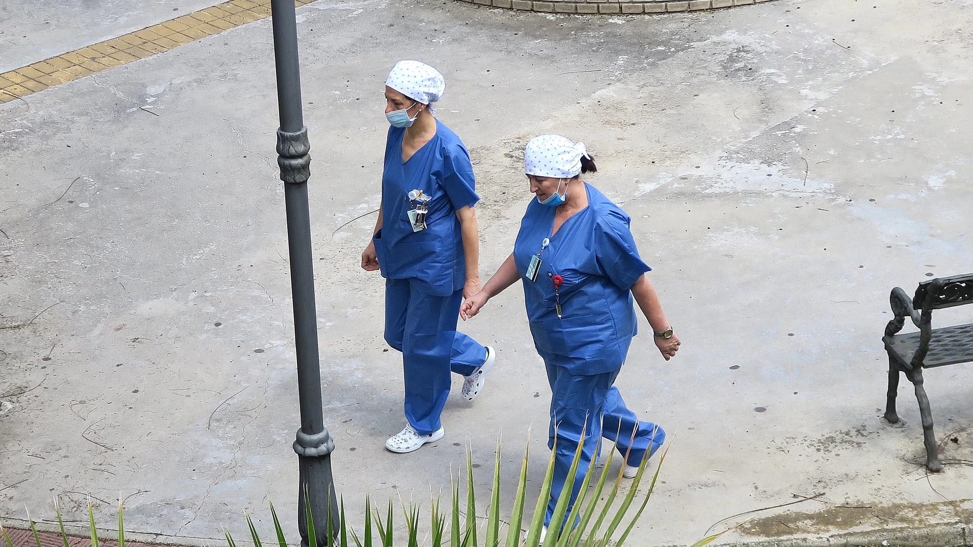 Dos profesionales sanitarias, en el entorno del Hospital Virgen de Valme de Sevilla