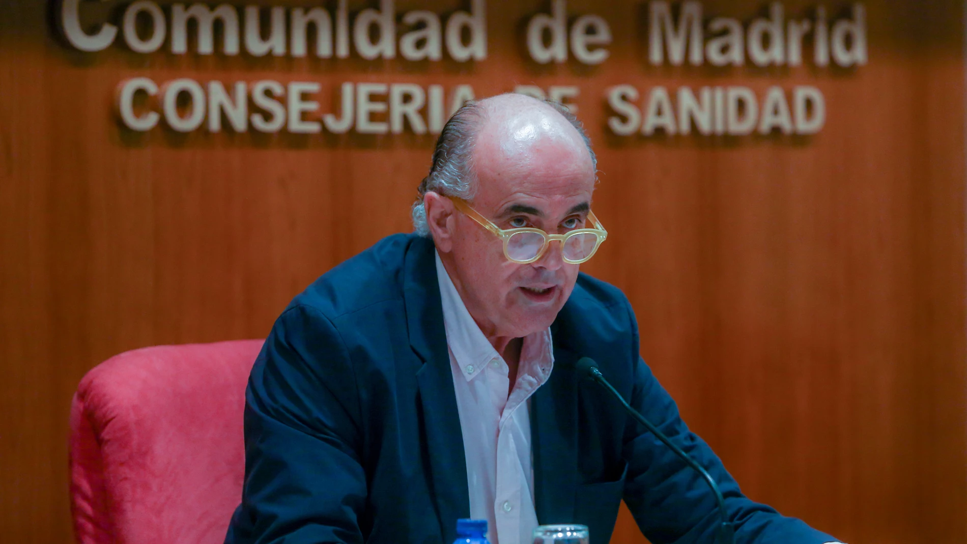 El viceconsejero de Salud Pública y Plan COVID-19 de la Comunidad de Madrid, Antonio Zapatero, interviene durante una rueda de prensa en la Consejería de Sanidad, en Madrid