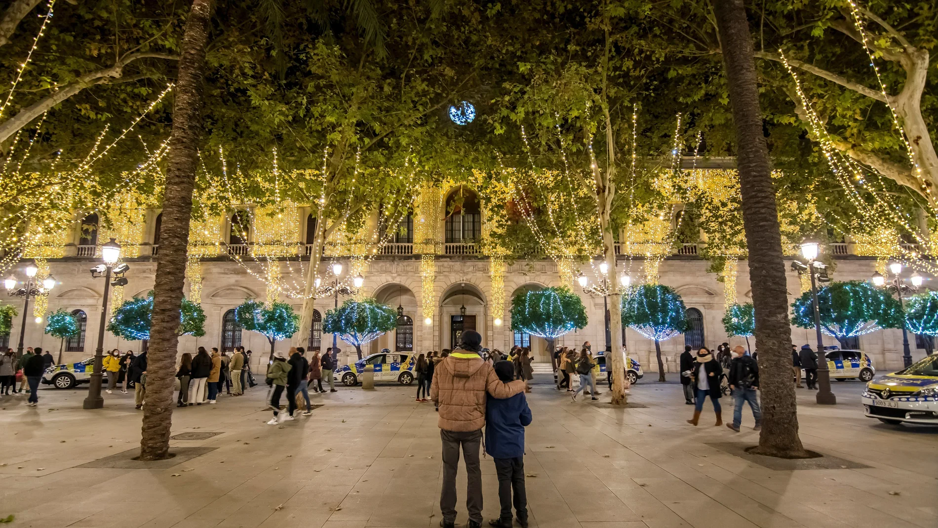 Varias personas disfrutan del encendido navideño en el centro de Sevilla, este sábado