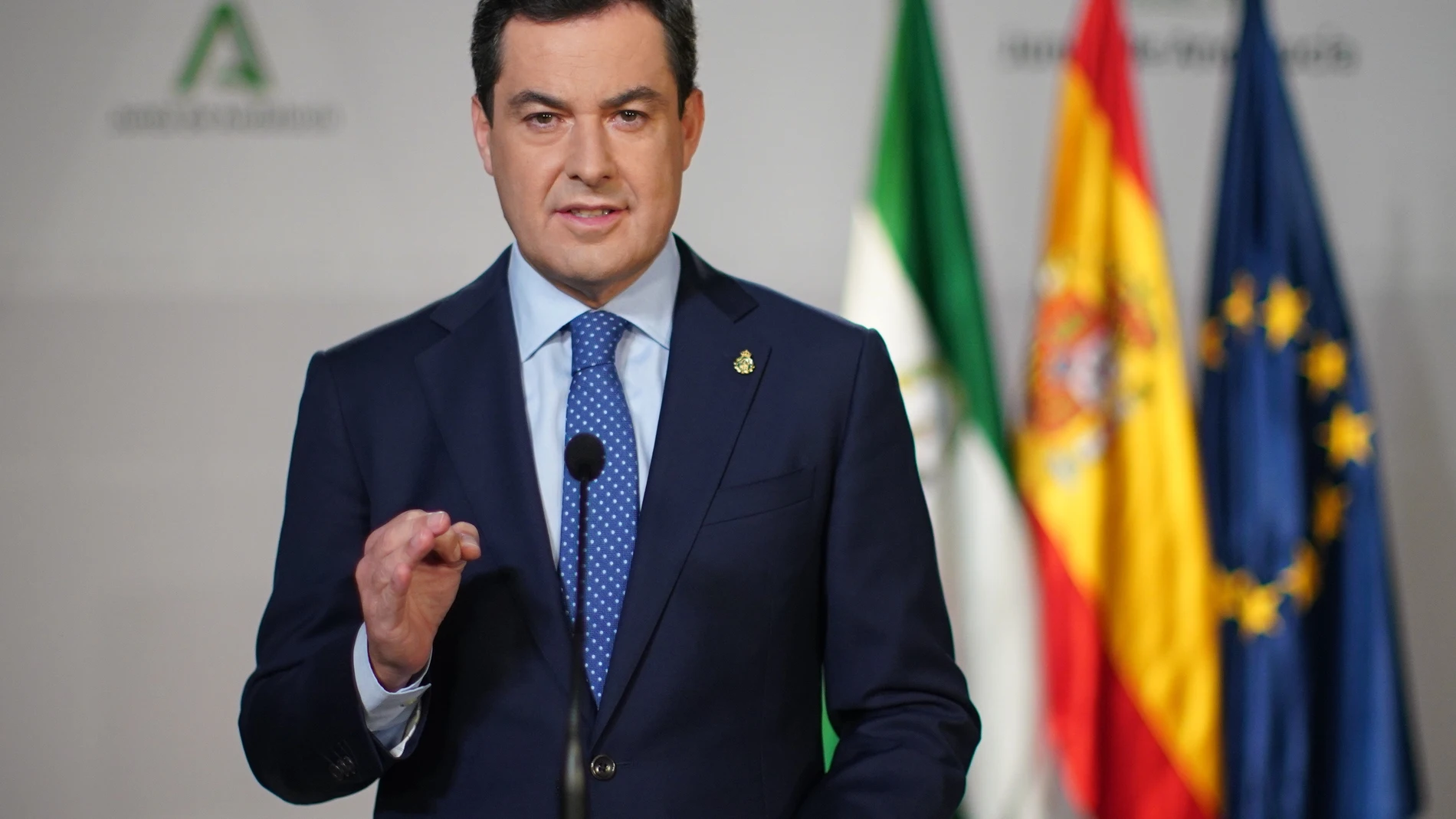 El presidente andaluz, Juanma Moreno, es el líder mejor valorado, según el Centra