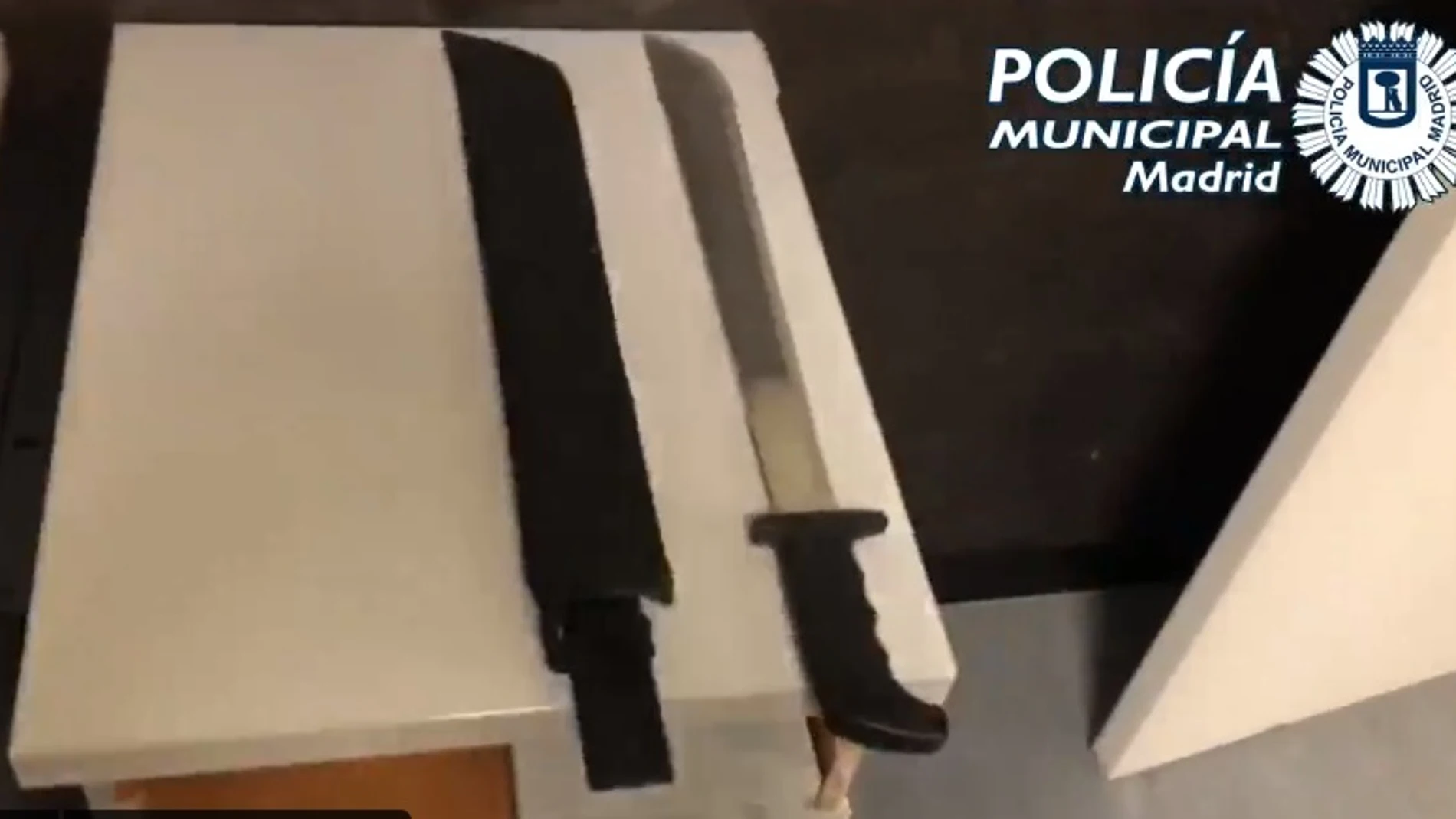 Dos detenidos con cuchillos grandes tipo machete