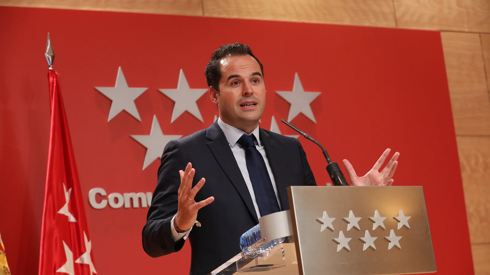 Aguado lamenta ver “cómo han convertido nuestra región en un campo de batalla"