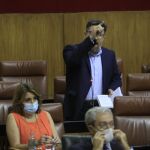 El portavoz adjunto Rodrigo Sánchez Haro se levantó para exigir a la presidenta de la Cámara, Marta Bosquet, que le diera la palabra, junto a Susana Díaz