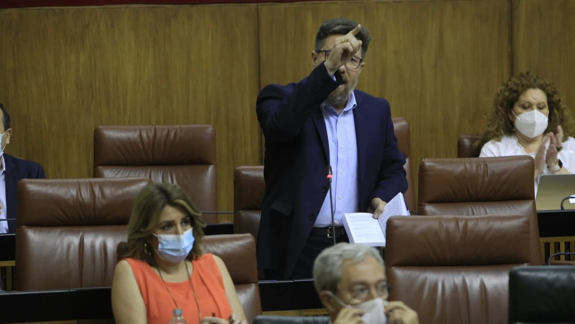 El portavoz adjunto Rodrigo Sánchez Haro se levantó para exigir a la presidenta de la Cámara, Marta Bosquet, que le diera la palabra, junto a Susana Díaz