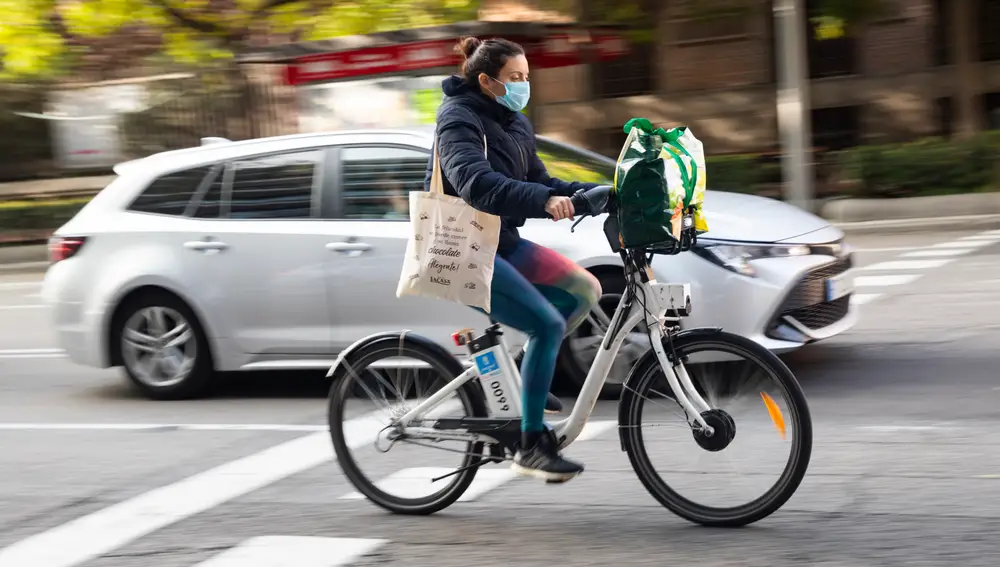 Una chica lleva la compra en una bicicleta de BiciMAD