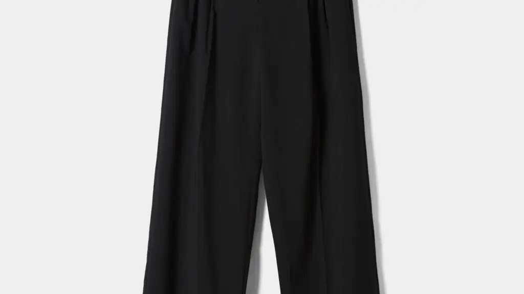 Pantalón tailoring wide leg detalle cintura, de Bershka