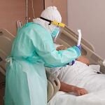 Un sanitario atiende a un paciente en un hospital andaluz durante la pandemia
