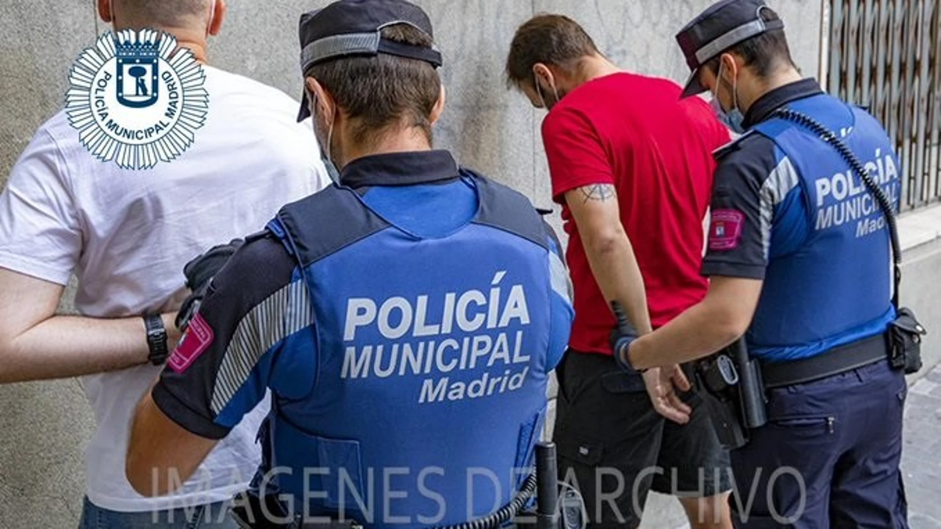 Dos detenidos por agredir a agentes que les pillaron haciendo botellón sin mascarilla y pasada la medianoche