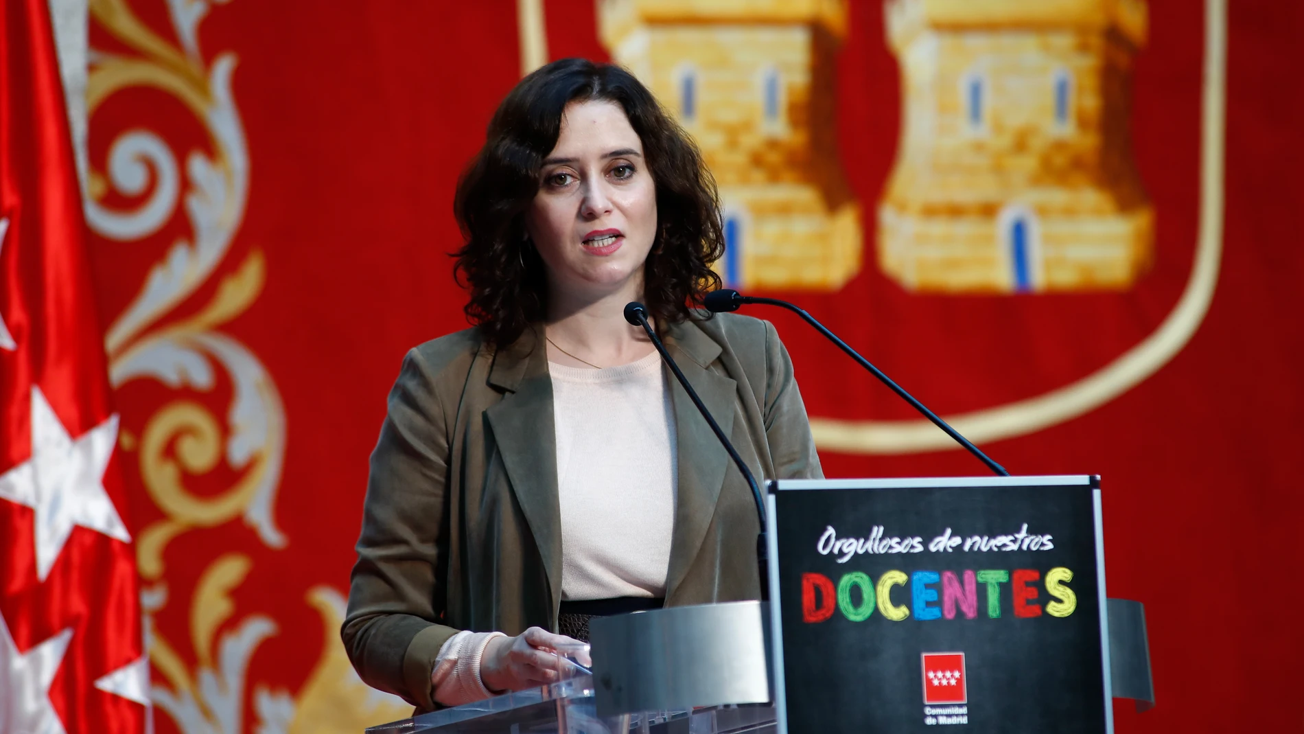 Madrid rinde homenaje a los docentes y celebra la baja incidencia del virus en los colegios