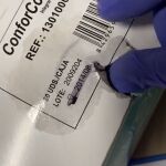 Imagen de una caja de mascarillas en la que se puede apreciar el año 2014