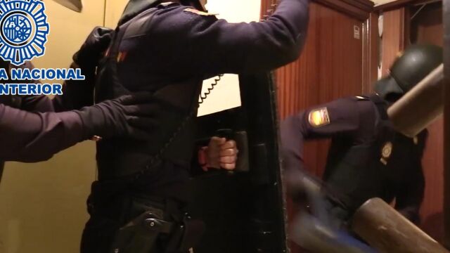 La Policía durante el registro de los "narcopisos"