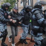 Policías detienen a un hombre en una manifestación no autorizada en Moscú