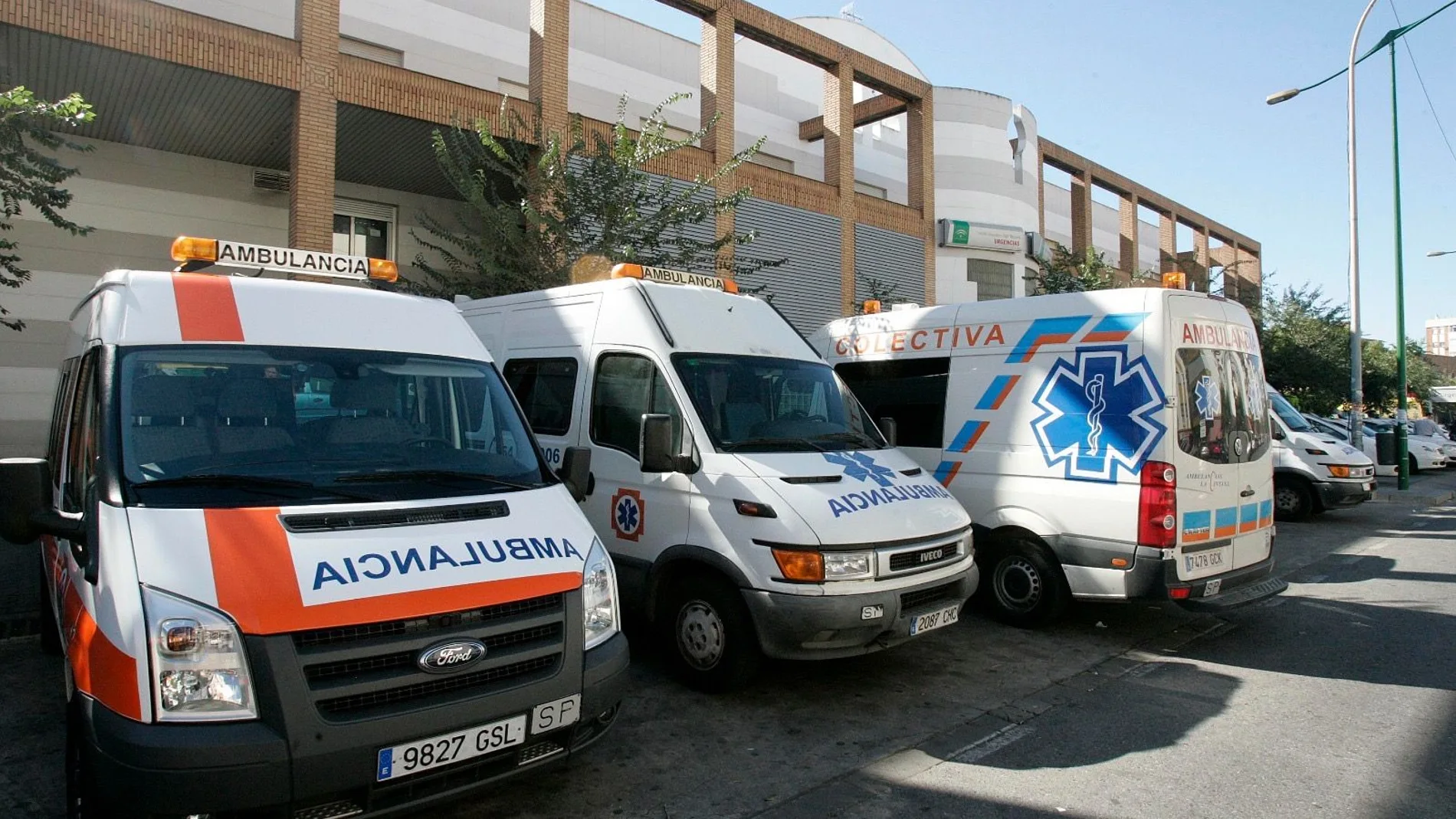 En la imagen, varias ambulancias que operan en la comunidad andaluza