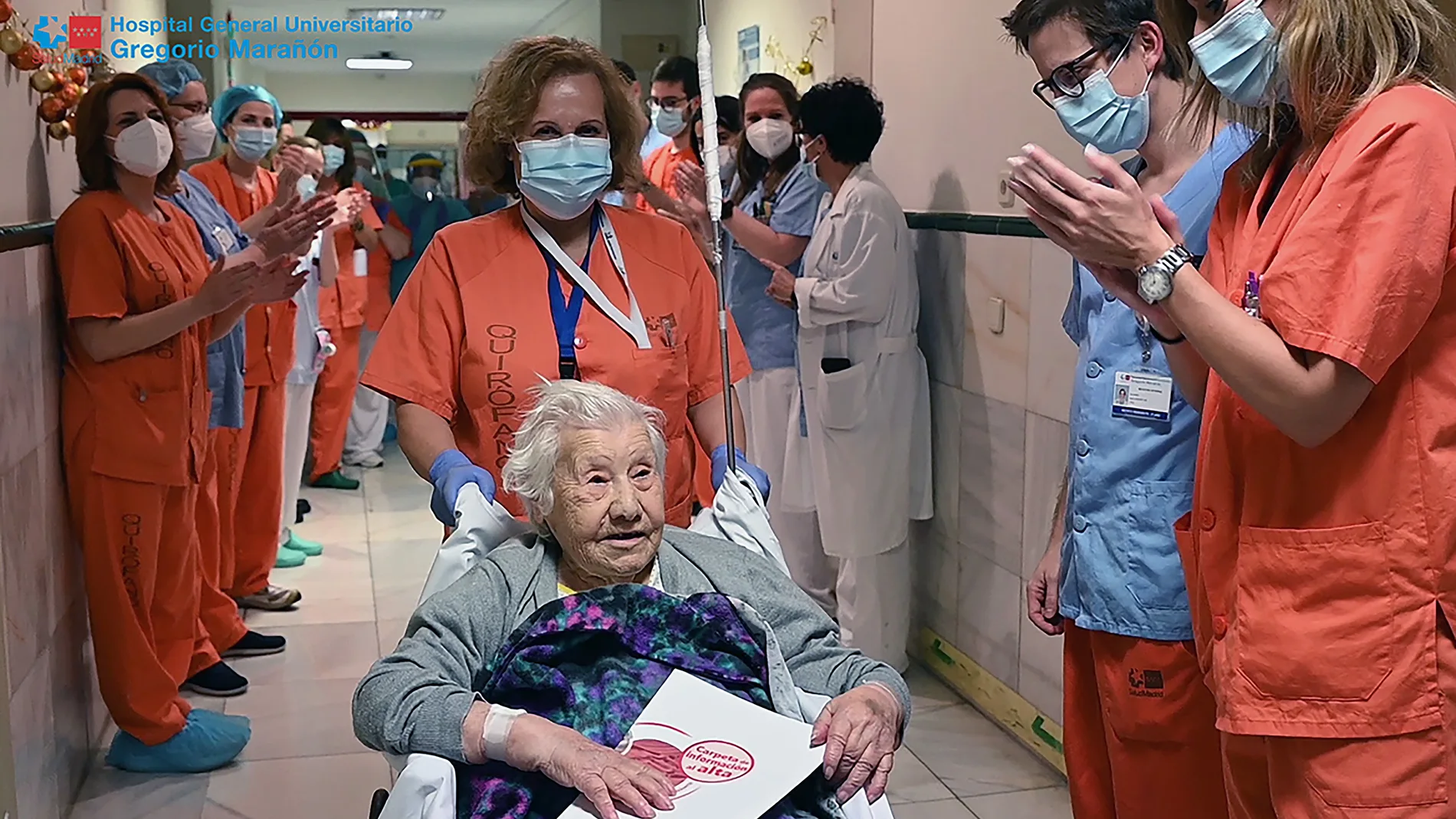 Elena, de 104 años, recibe el cariño de quienes le atendieron