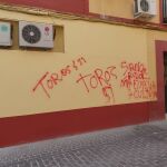 En la imagen, la sede del PSOE sevillano con la pintada en su fachada