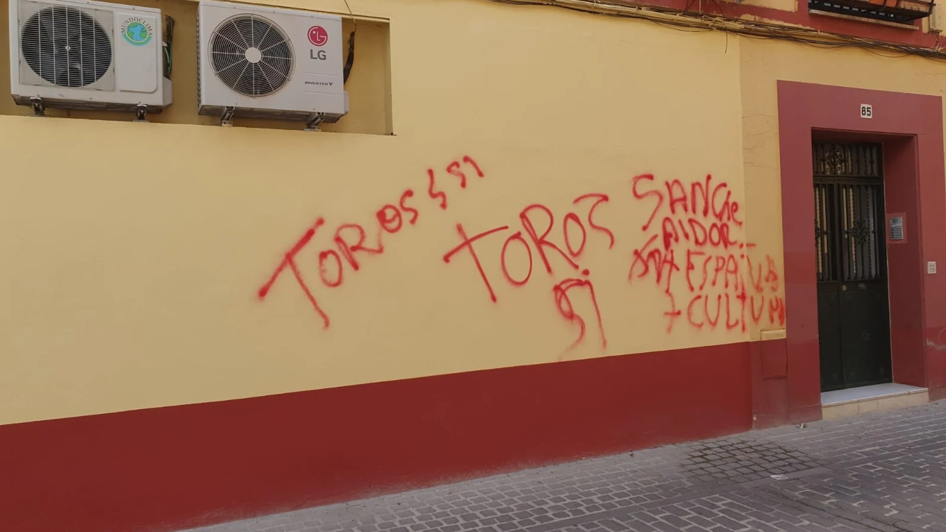 En la imagen, la sede del PSOE sevillano con la pintada en su fachada