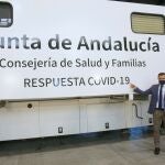 El presidente de la Junta de Andalucía, Juanma Moreno, durante la presentación de los camiones que recorrerán la región para hacer cribados covid