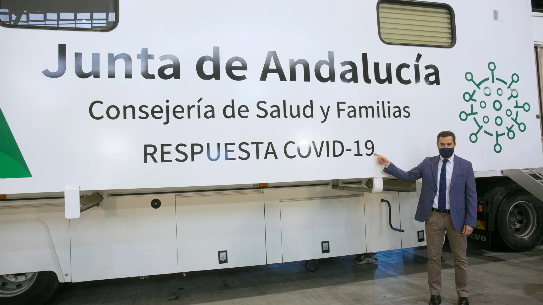 El presidente de la Junta de Andalucía, Juanma Moreno, durante la presentación de los camiones que recorrerán la región para hacer cribados covid