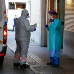 Una ambulancia, ante un hospital de Sevilla
