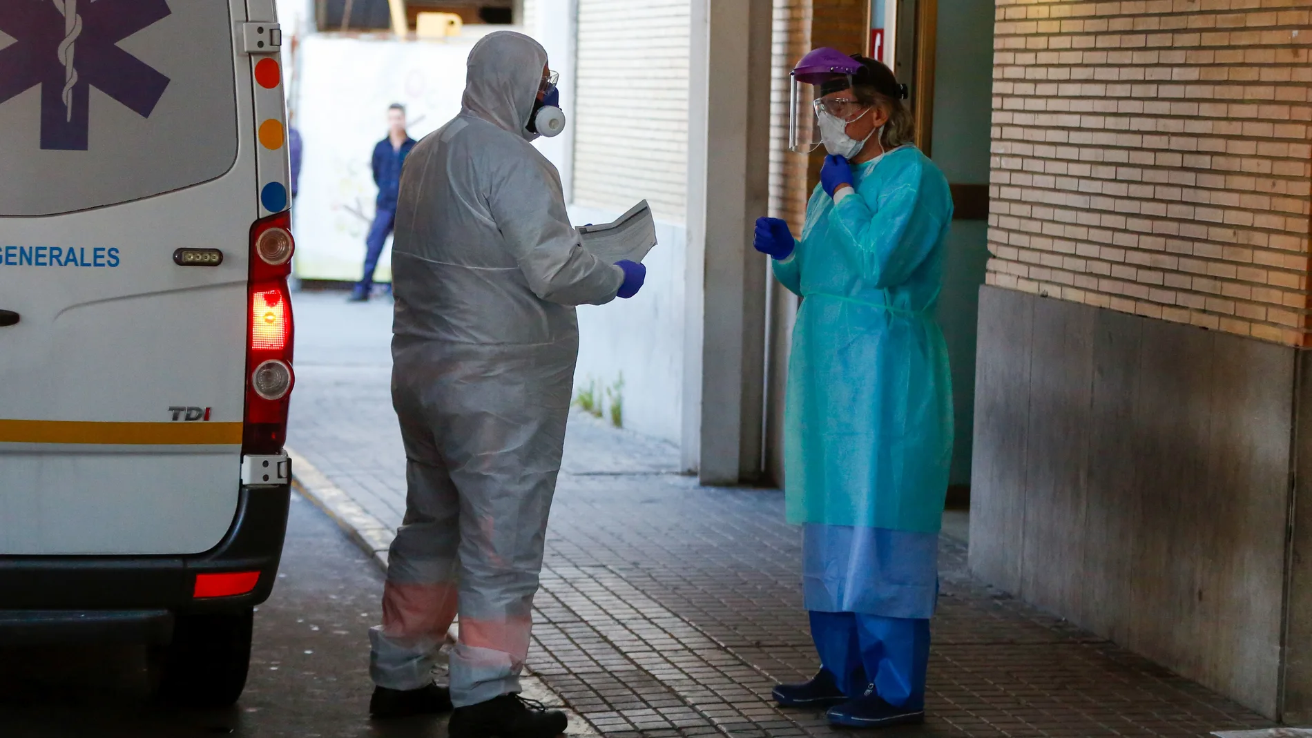 Una ambulancia, ante un hospital de Sevilla