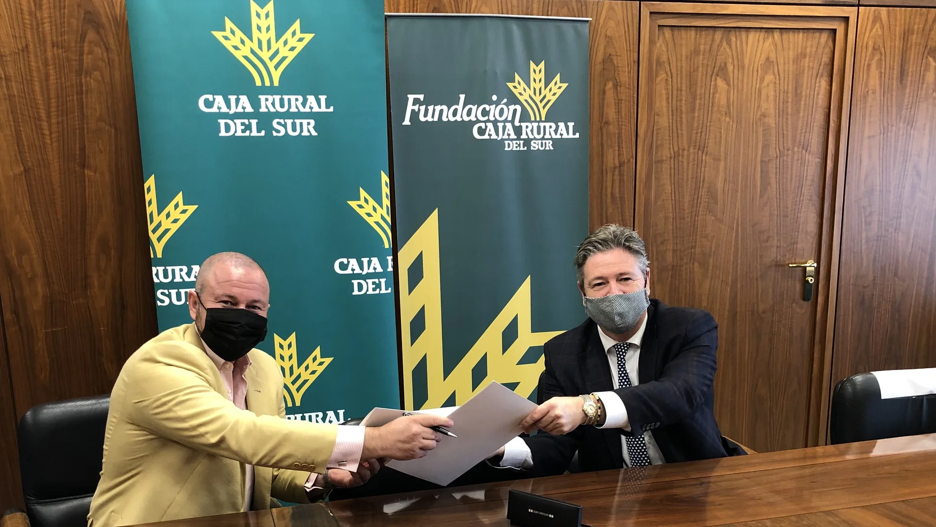 Un momento de la firma del acuerdo, rubricado por Guillermo García-Palacios y Guillermo Téllez