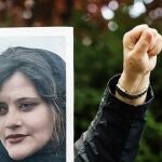 La muerte de la joven Mahsa Amini (izda.) tras ser detenida por la Policía ha desatado una ola de protestas en Irán