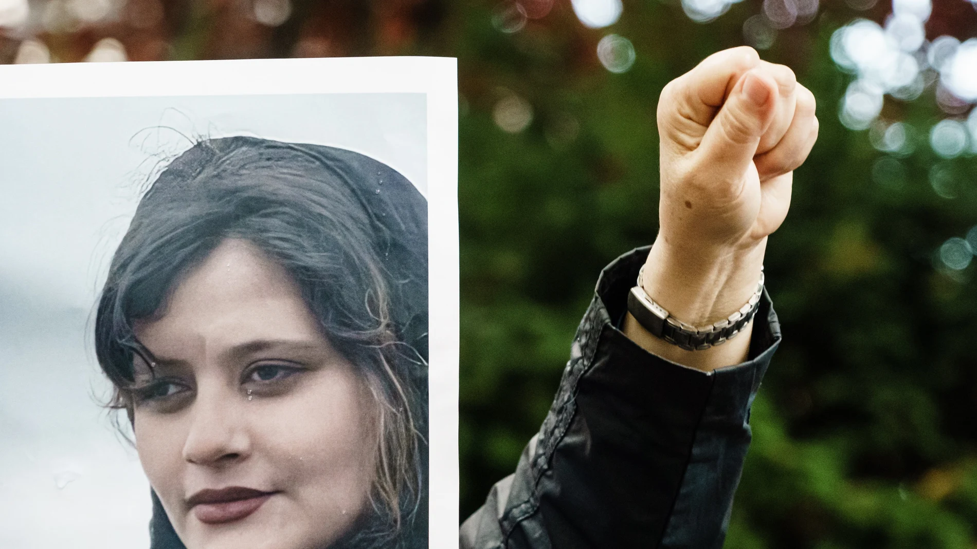 La muerte de la joven Mahsa Amini (izda.) tras ser detenida por la Policía ha desatado una ola de protestas en Irán