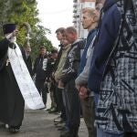 Un sacerdote ortodoxo da la bendición a un gurpo de reclutas rusos en Volgogrado antes de partir al frente en UcraniaStu Cook, Tom Fogerty, John Fogerty y Doug Clifford