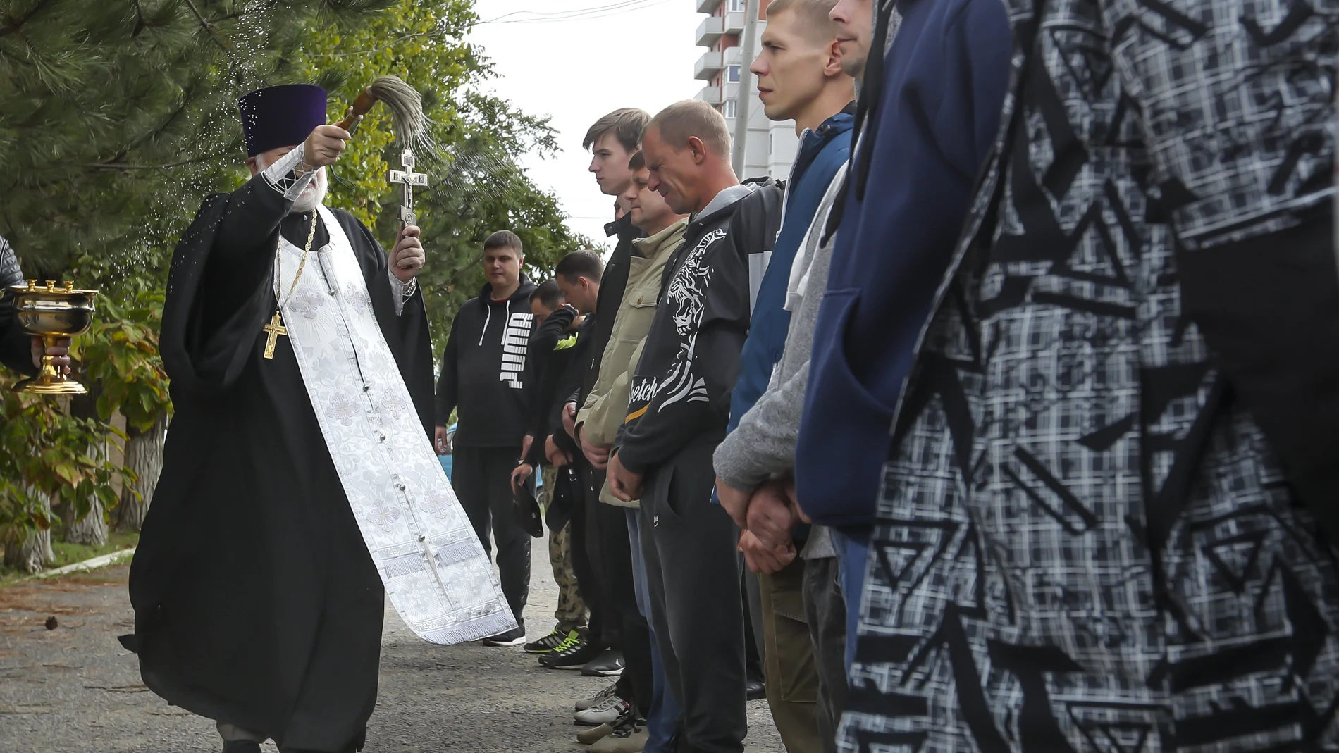 Un sacerdote ortodoxo da la bendición a un gurpo de reclutas rusos en Volgogrado antes de partir al frente en UcraniaStu Cook, Tom Fogerty, John Fogerty y Doug Clifford