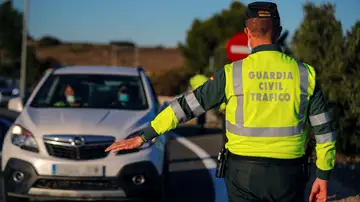 Agentes de la Guardia Civil realizan un control de tráfico en la A4 en la salida de Madrid