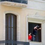 Varios obreros trabajan en la rehabilitación de un edificio de Barcelona hace un par de semanas