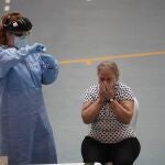 Personal sanitario realiza un test rápido de antígenos a una mujer en Almodóvar del Río