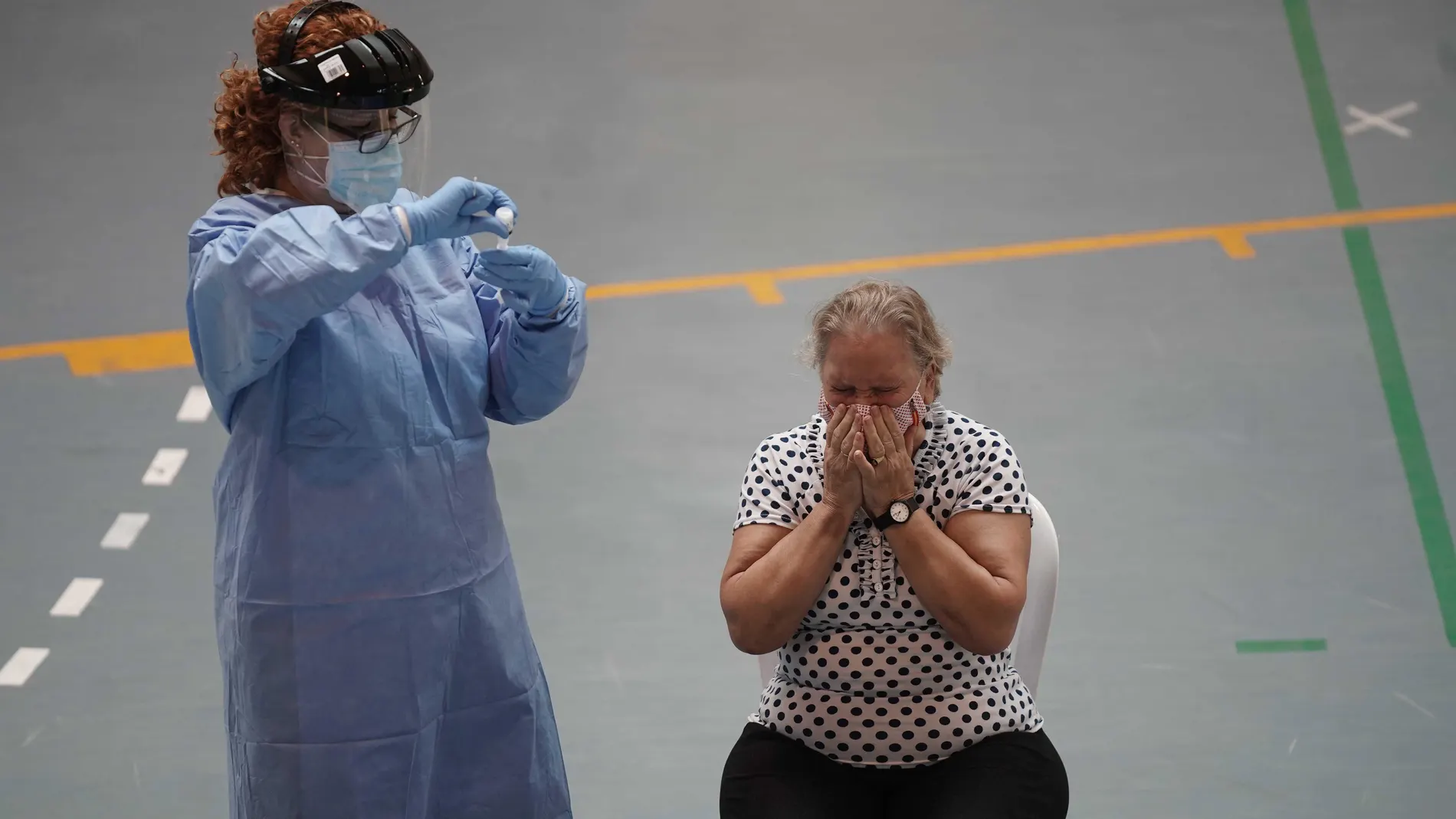 Personal sanitario realiza un test rápido de antígenos a una mujer en Almodóvar del Río