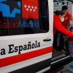 Miembros de la Cruz Roja ayudan a una vecina, antes de vacunarla contra la gripe, este jueves en la localidad madrileña de Aranjuez