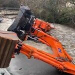 Hallan sin vida, debajo de la excavadora, al hombre que cayó con su excavadora a un arroyo de Rascafría