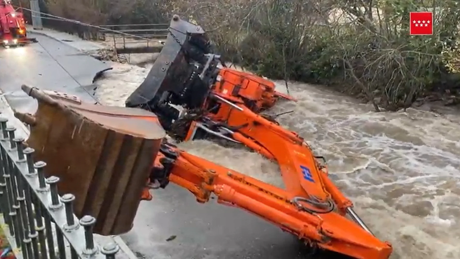 Hallan sin vida, debajo de la excavadora, al hombre que cayó con su excavadora a un arroyo de Rascafría