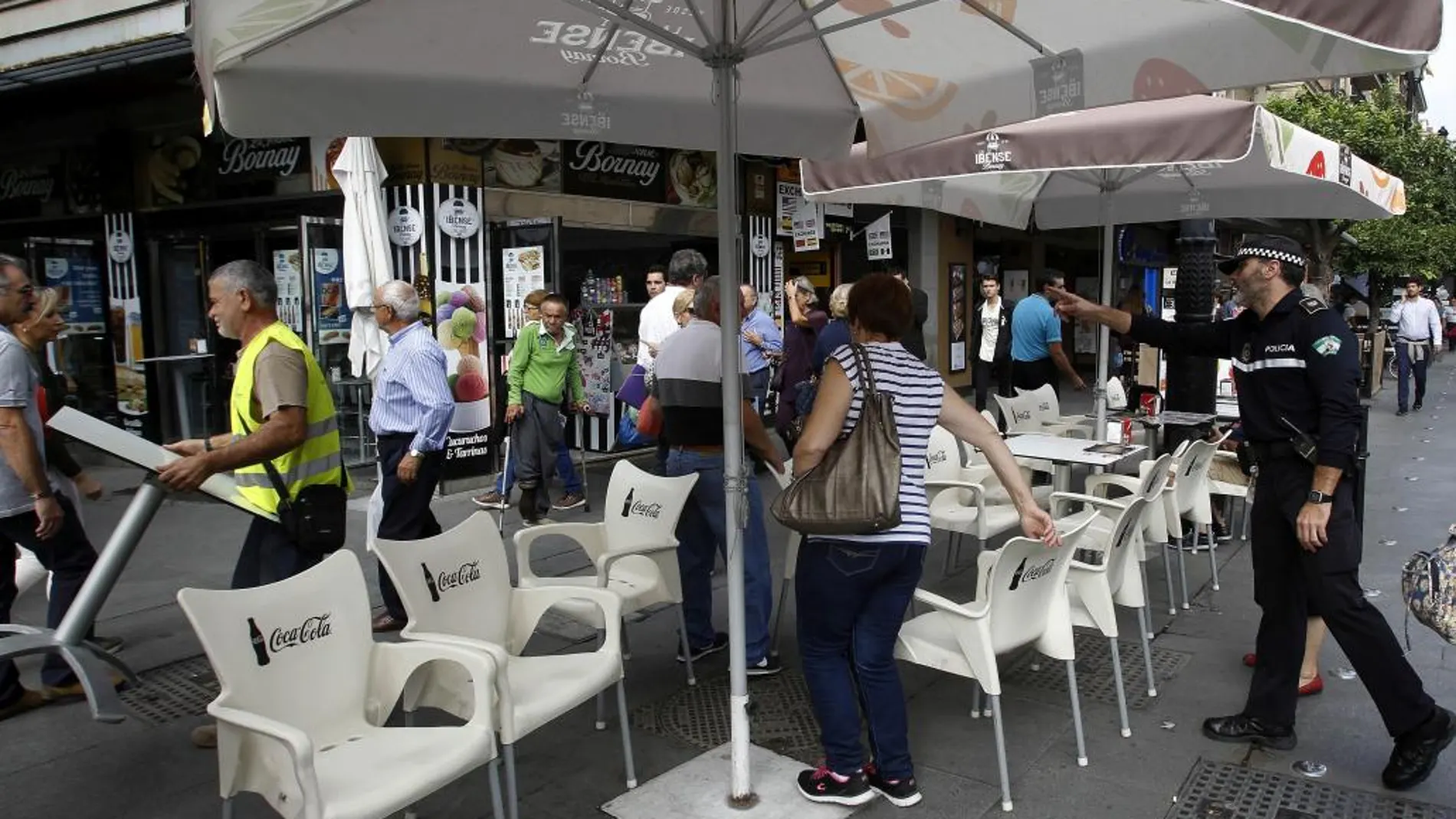 Policías Locales ordenan la retirada de la terraza de un bar en Sevilla a comienzos del Estado de alarma