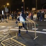 Varios participantes en los altercados tras las protestas convocadas se han concentrado en la Plaza de España, en Madrid, por las medidas tomadas tras el aumento de contagios por coronavirus