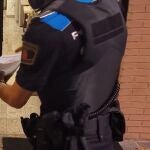 Imagen de la Policía Local de Getafe durante la intervención en un domicilio donde tenía lugar una fiesta ilegalAYUNTAMIENTO DE GETAFE13/10/2020