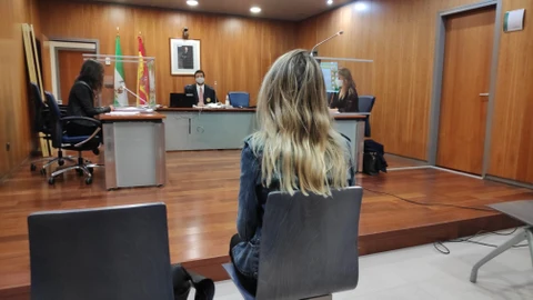 Un momento del juicio por participar en la exhibición pública, a modo de procesión, de la imagen de una vagina de plástico