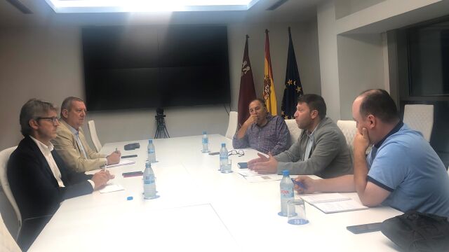 Imagen del encuentro entre el consejero de Economía, Hacienda y Administración Digital, Luis Alberto Marín, y representantes de COAG-IR