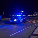 Un coche de la Policía Nacional acude a una llamada de socorro