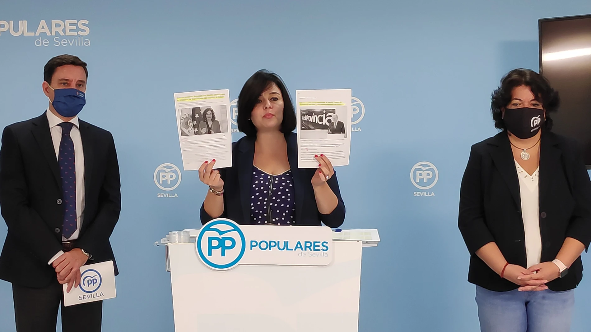 La presidenta del PP de Sevilla, Virginia Pérez, en el centro, junto al secretario general del PP, Juan de la Rosa, y la portavoz del PP en la Diputación de Sevilla, María Eugenia Moreno