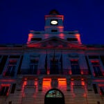 La Comunidad de Madrid ilumina de rojo la fachada de la Real Casa de Correos en el Día Mundial de la Hemofilia.