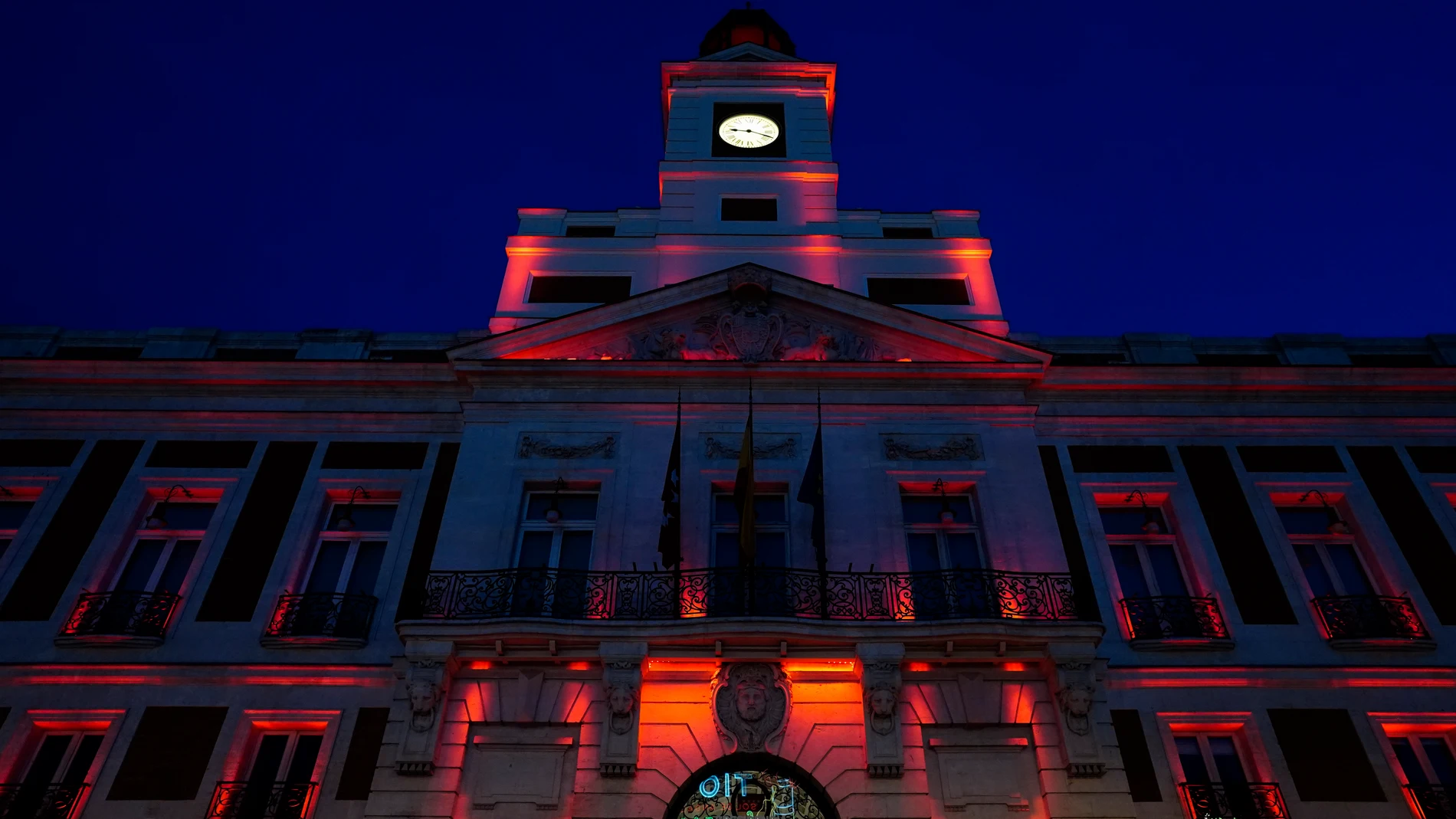 La Comunidad de Madrid ilumina de rojo la fachada de la Real Casa de Correos en el Día Mundial de la Hemofilia.