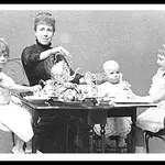 La Reina María Cristina con sus hijos