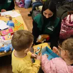 Voluntarias entregan juguetes a niños llegados de Ucrania